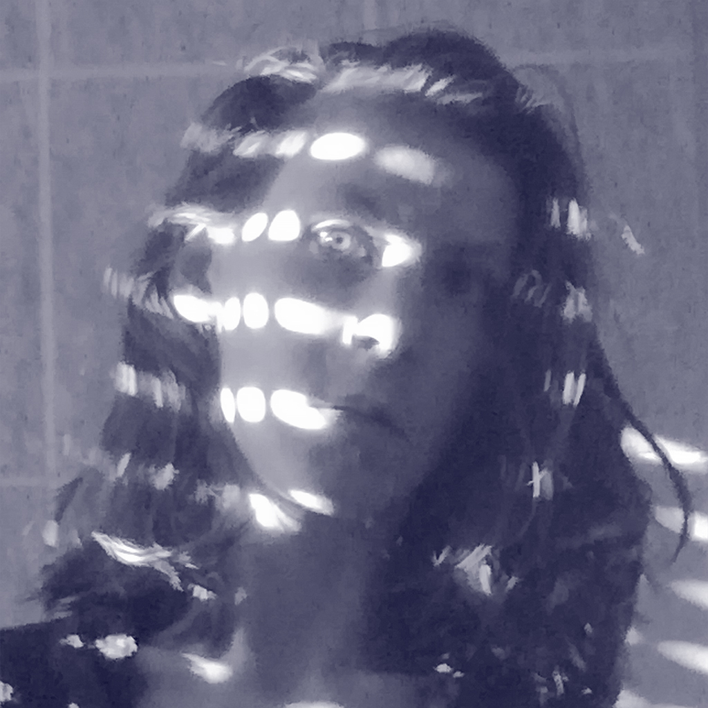 autoportrait photographique bleu de l'artiste plasticienne et illustratrice Charlotte Guitard